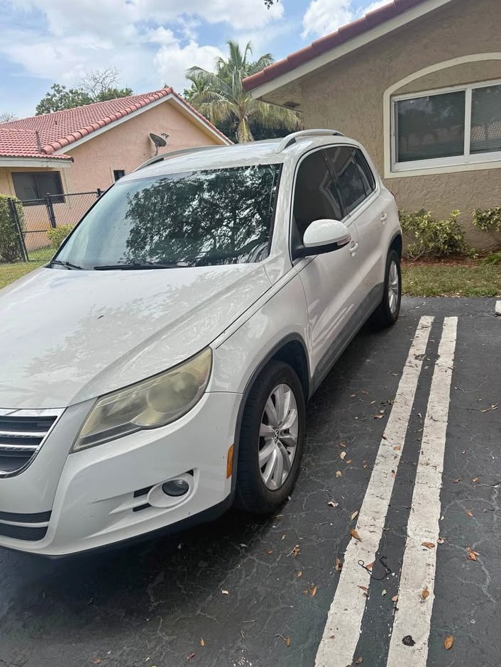 2011 Volkswagen Tiguan 2.0T LE