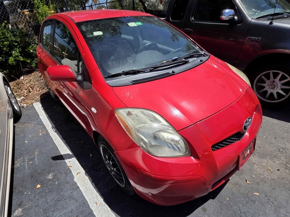 2010 Toyota Yaris hatchback LE