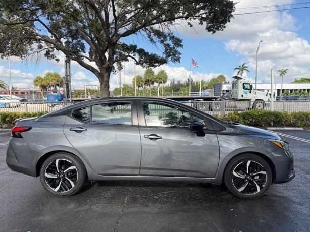 2025 Nissan Versa sr-