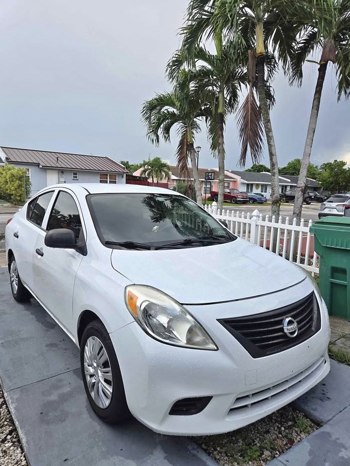 2014 Nissan Versa S Sedan