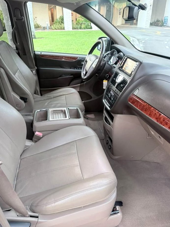 2014 Chrysler Town & country