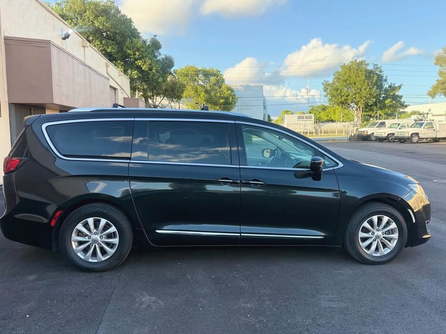 2018 Chrysler Pacifica Premium Minivan