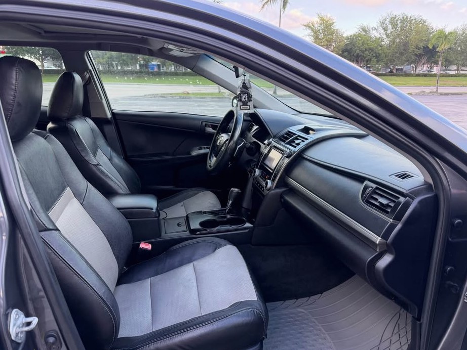 2012 Toyota Camry SE Sedan