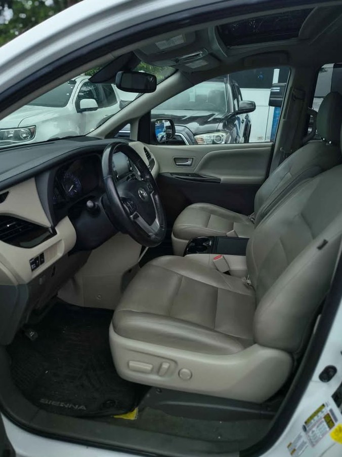 2020 Toyota Sienna SE Minivan