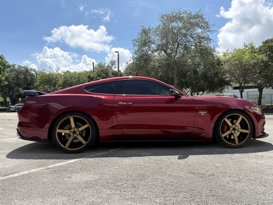 2017 Ford Mustang GT Deluxe
