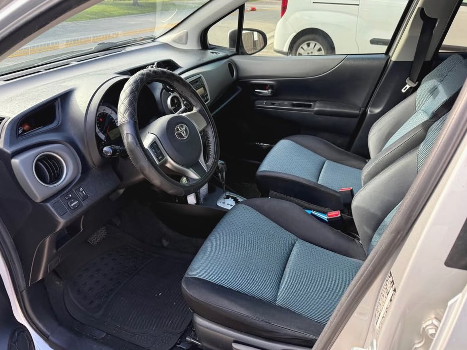 2012 Toyota Yaris hatchback SE