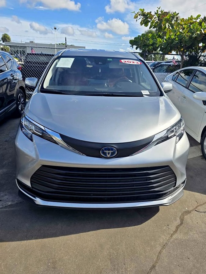 2023 Toyota Sienna LE Van