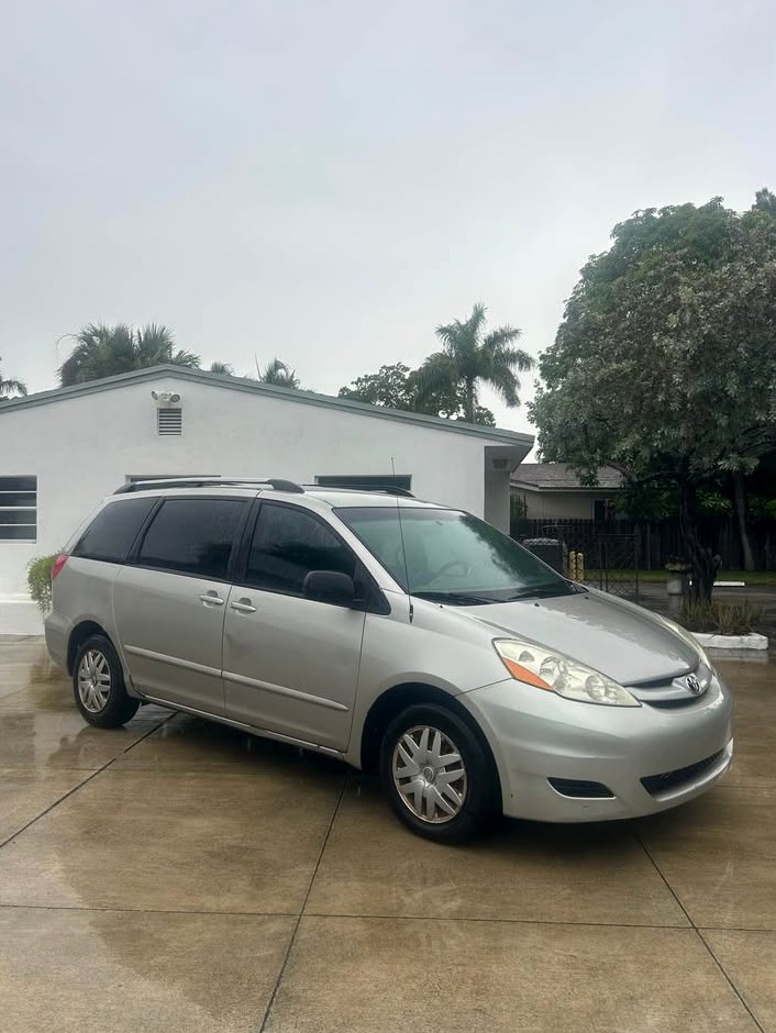 2008 Toyota Sienna LE Minivan
