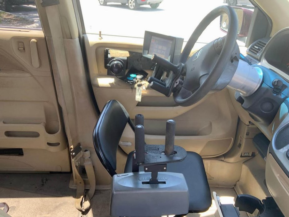 2010 Honda Odyssey Paraplegic/handicap ramp/hand