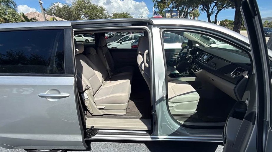 2017 Kia Sedona LX Minivan