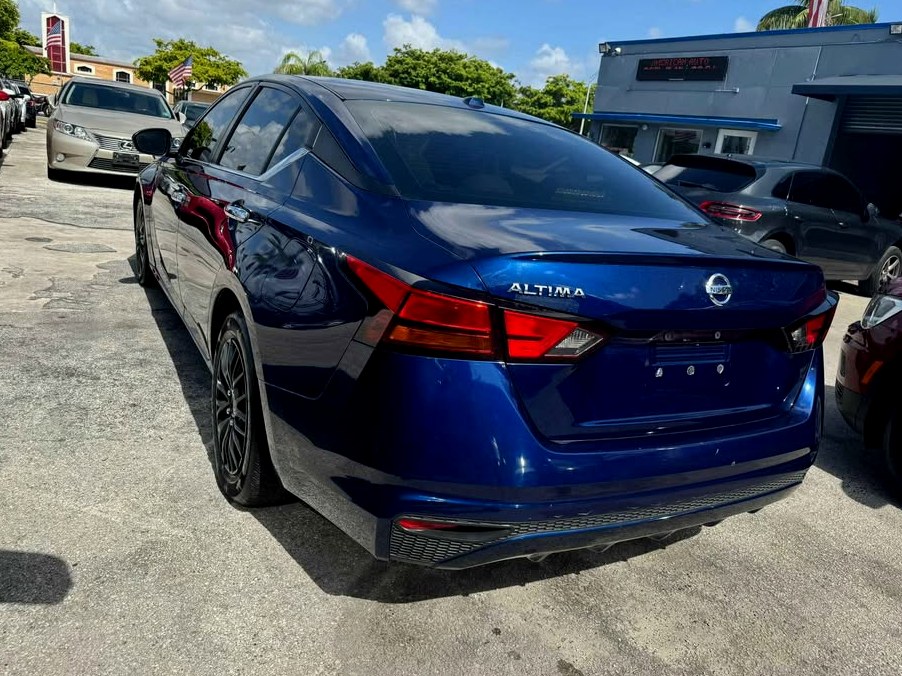 2019 Nissan Altima SE Sedan