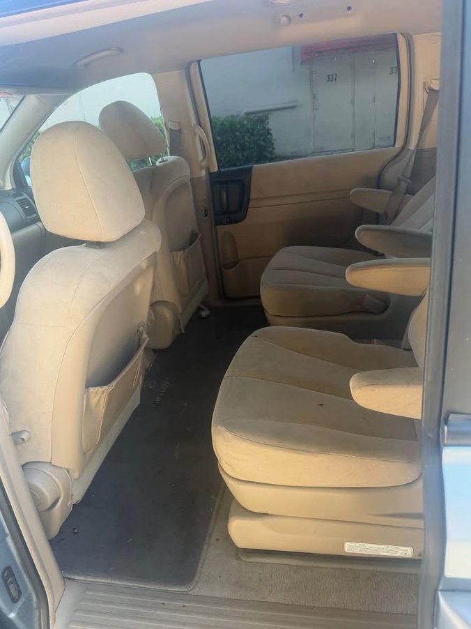 2009 Hyundai Entourage GLS Minivan