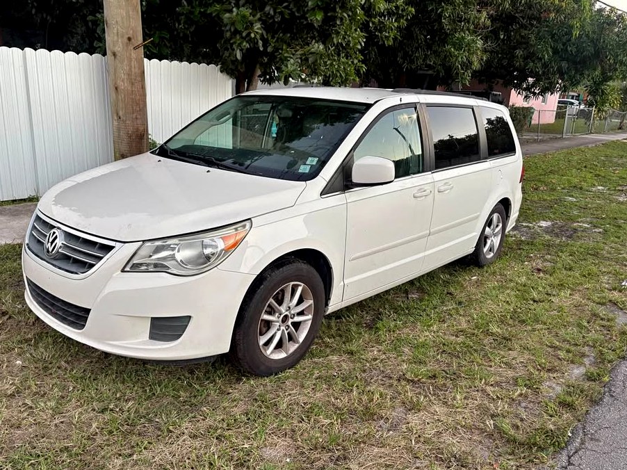 2011 Volkswagen Routan SE Minivan